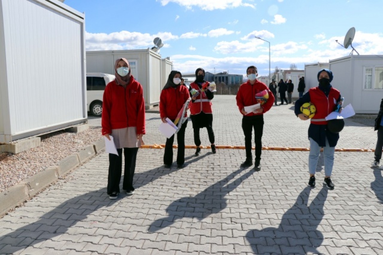 Depremzede çocukların hayallerini Kızılay gönüllüleri gerçekleştiriyor 10