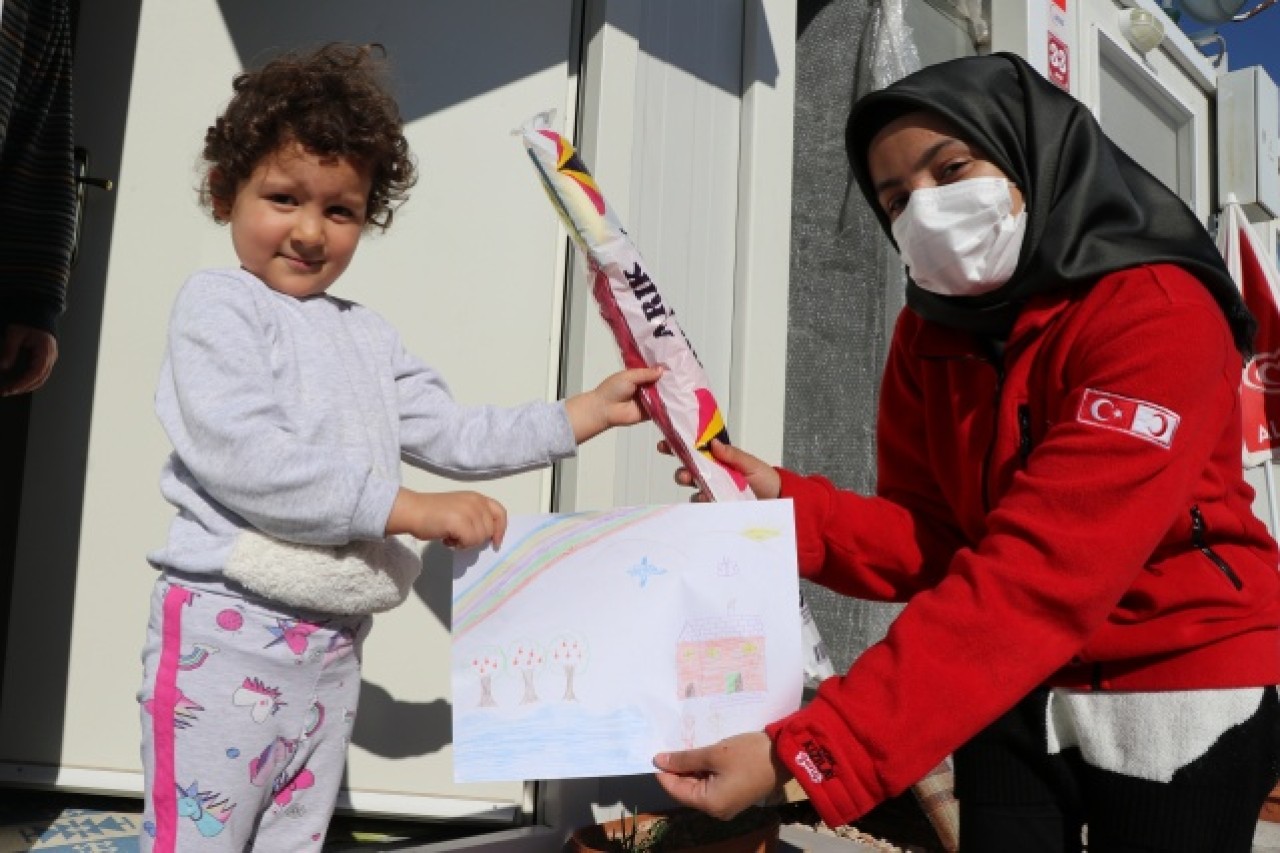 Depremzede çocukların hayallerini Kızılay gönüllüleri gerçekleştiriyor 14