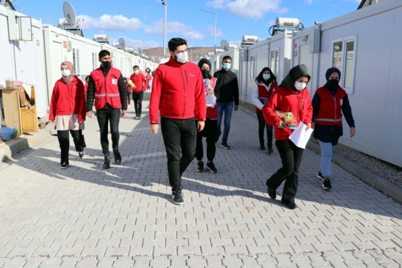 Depremzede çocukların hayallerini Kızılay gönüllüleri gerçekleştiriyor 11