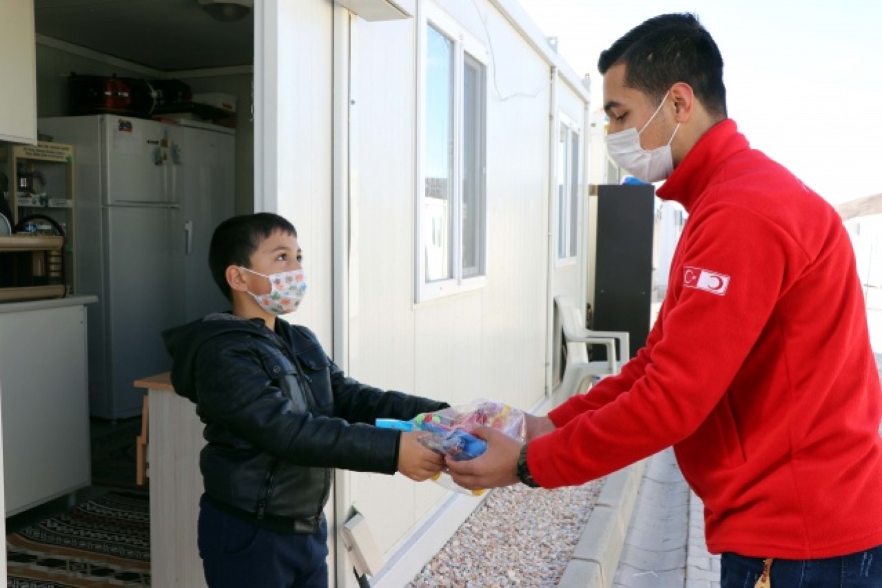 Depremzede çocukların hayallerini Kızılay gönüllüleri gerçekleştiriyor 4