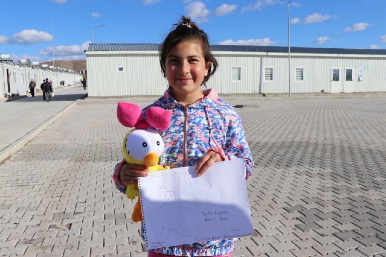 Depremzede çocukların hayallerini Kızılay gönüllüleri gerçekleştiriyor 15