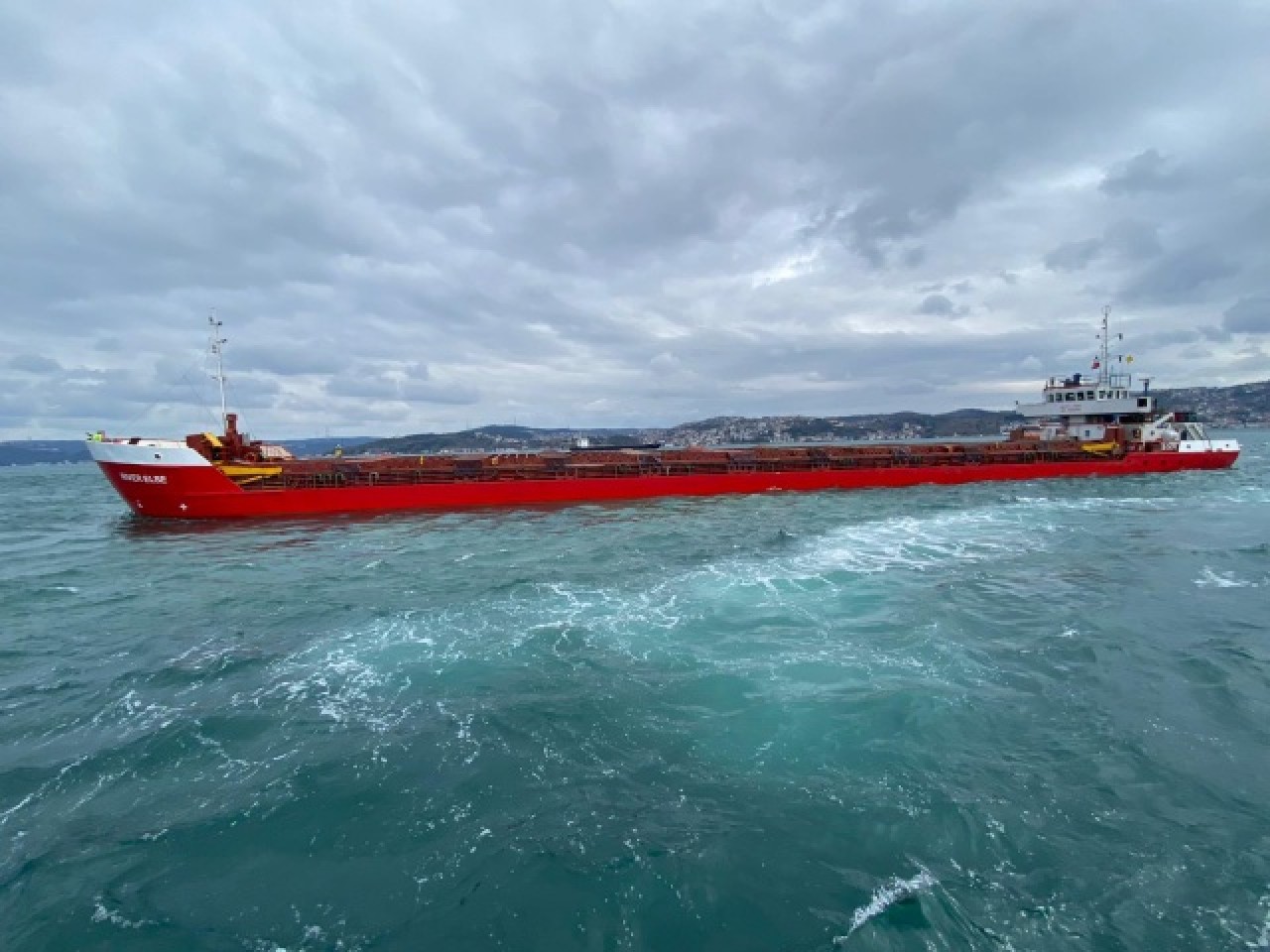İstanbul Boğazı'nda yük gemisi makine arızası nedeniyle demirledi 3