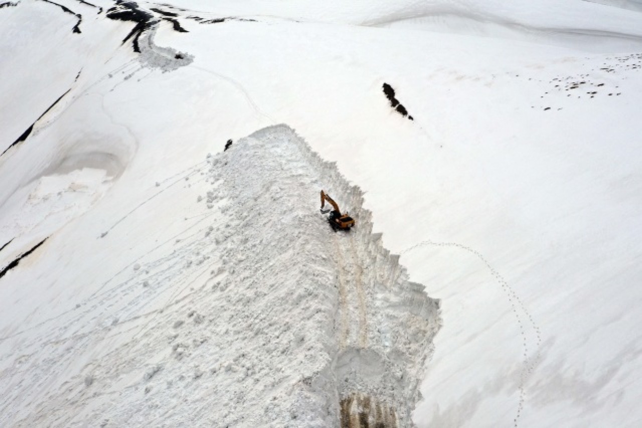 Muş'ta 4 aydır kapalı olan alternatif köy yolu 7 günde açılabildi 15