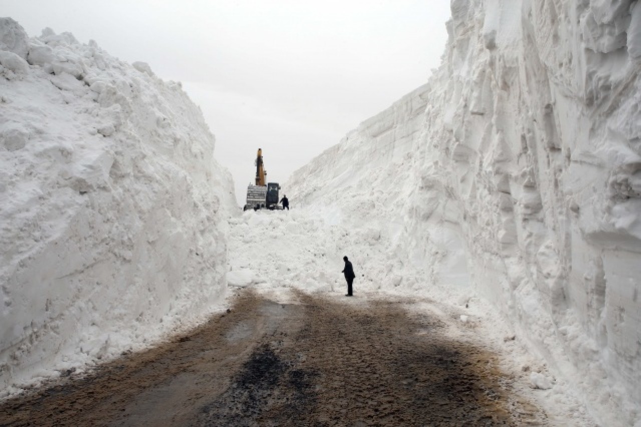Muş'ta 4 aydır kapalı olan alternatif köy yolu 7 günde açılabildi 10
