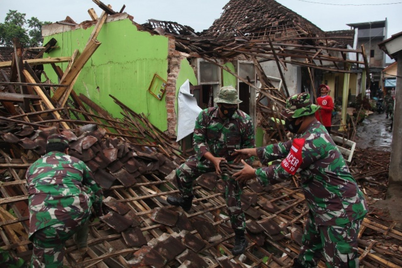 Endonezya'da 6 büyüklüğünde deprem meydana geldi 6