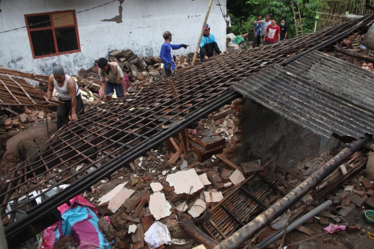 Endonezya'da 6 büyüklüğünde deprem meydana geldi 13