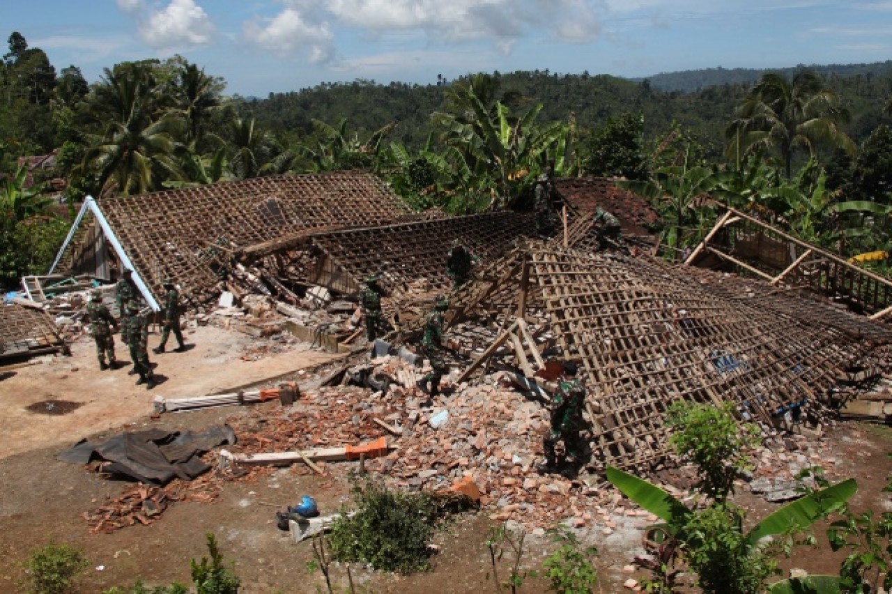 Endonezya'da 6 büyüklüğünde deprem meydana geldi 9