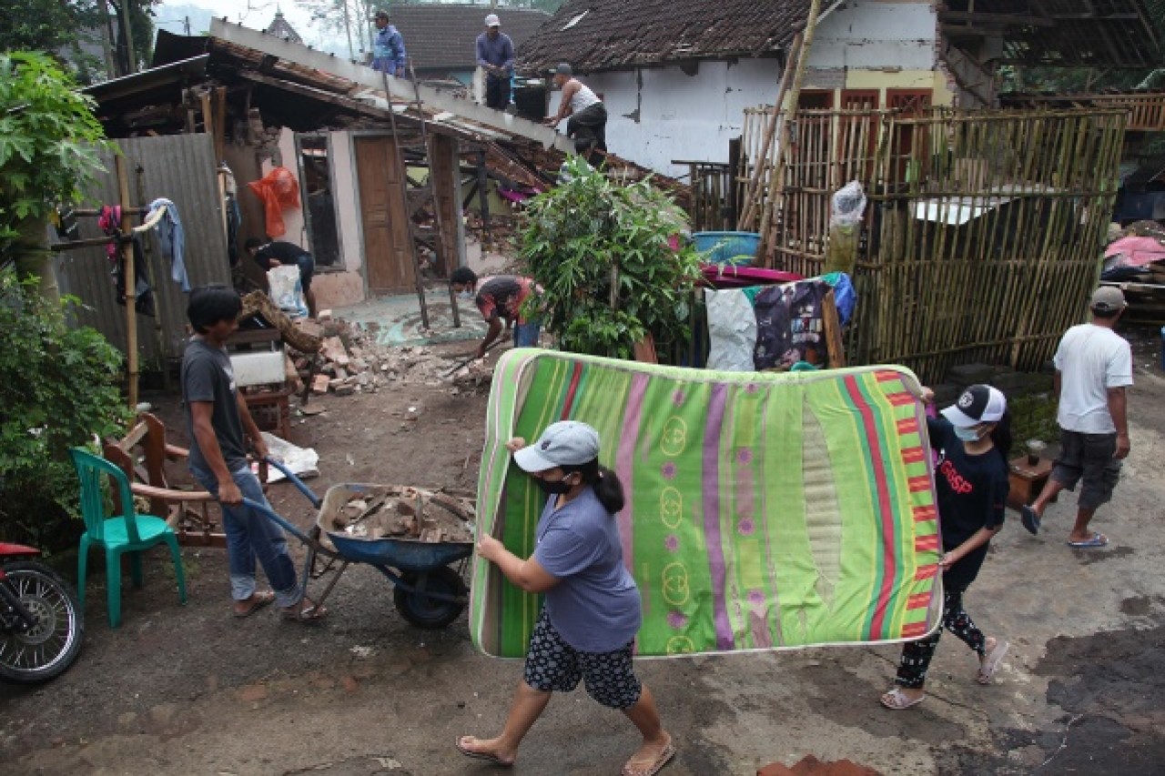 Endonezya'da 6 büyüklüğünde deprem meydana geldi 8