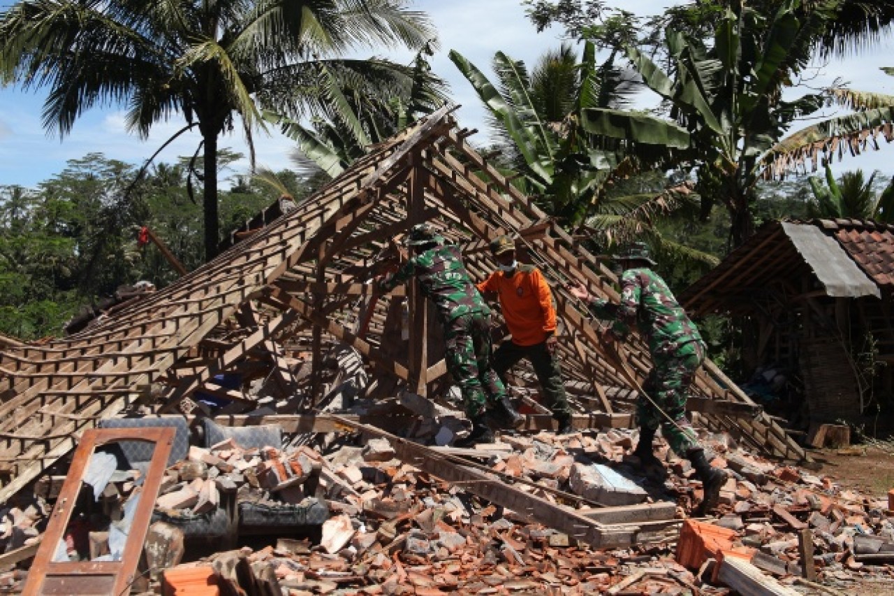 Endonezya'da 6 büyüklüğünde deprem meydana geldi 15