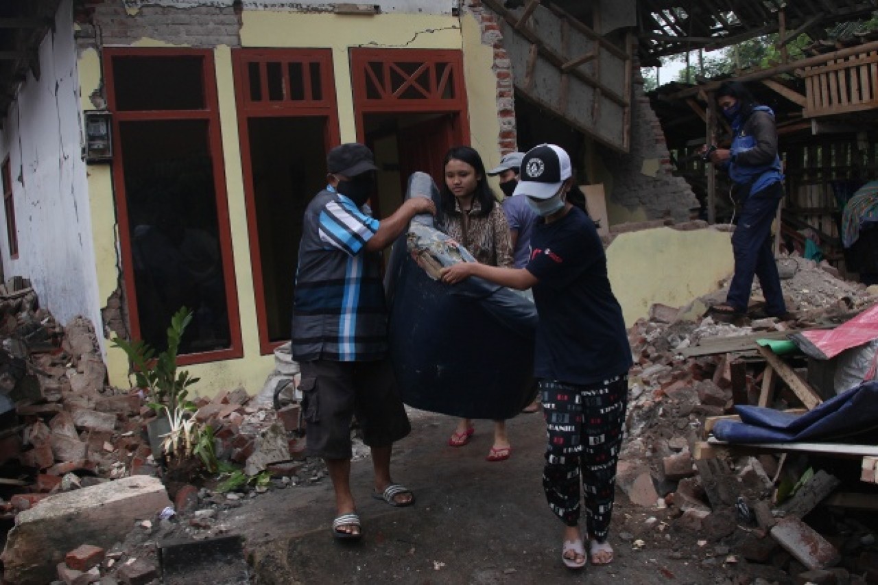 Endonezya'da 6 büyüklüğünde deprem meydana geldi 1