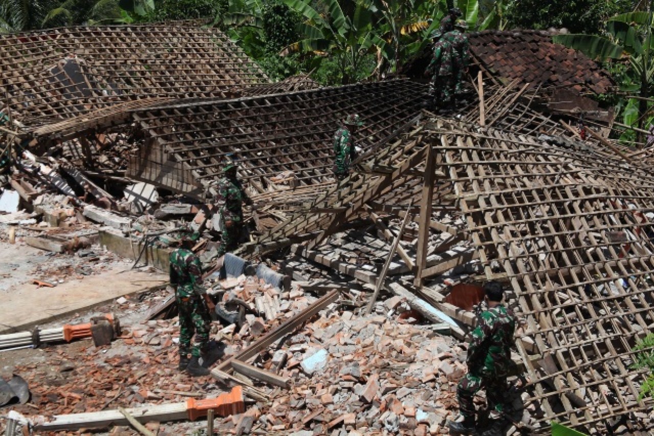Endonezya'da 6 büyüklüğünde deprem meydana geldi 12