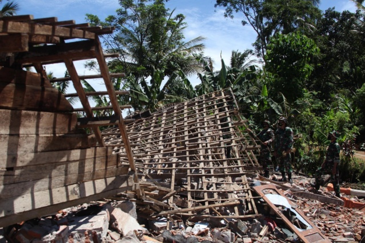 Endonezya'da 6 büyüklüğünde deprem meydana geldi 11