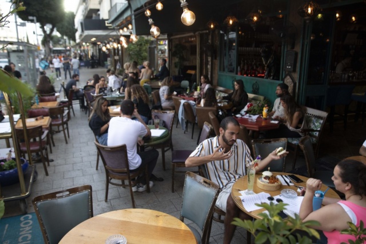 İsrail’de hayat aşı sayesinde normale dönmeye başladı 1