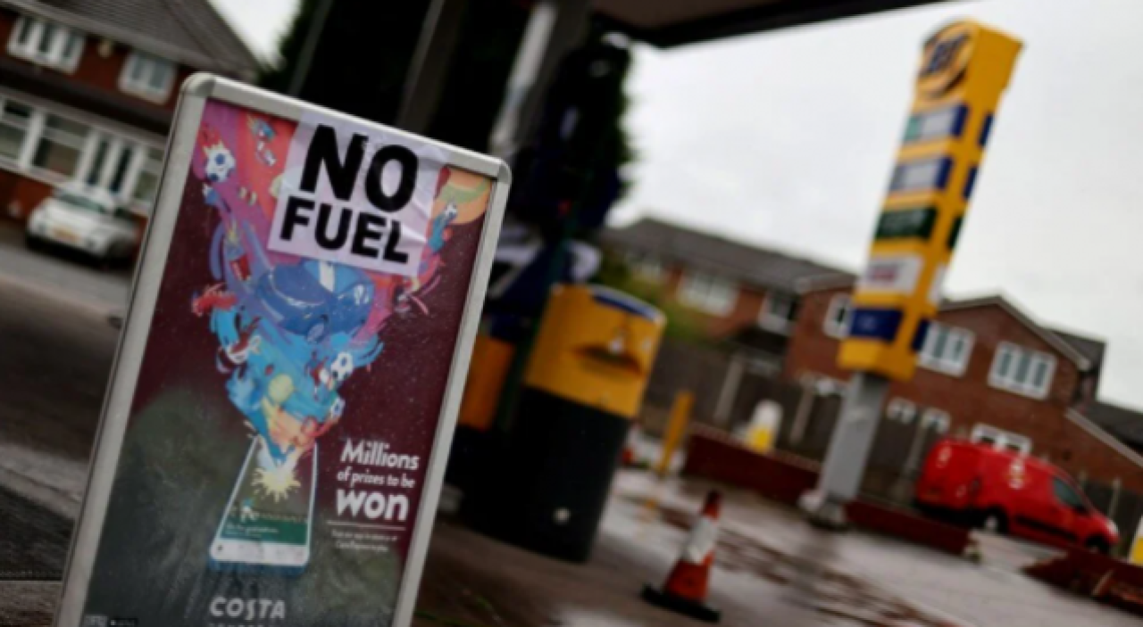 İngiltere'de petrol krizi devam ediyor: Sürücüler arasında bıçaklı kavga 2