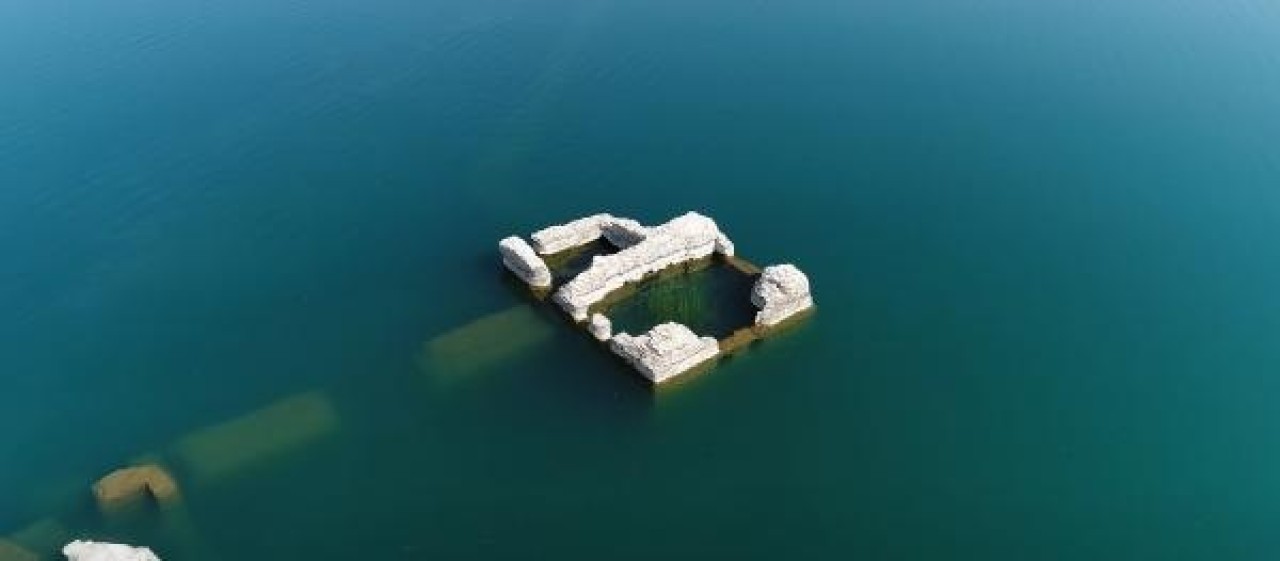 Hazar Gölü'nde su seviyesi düştü,  'Batık şehir' ortaya çıktı 2