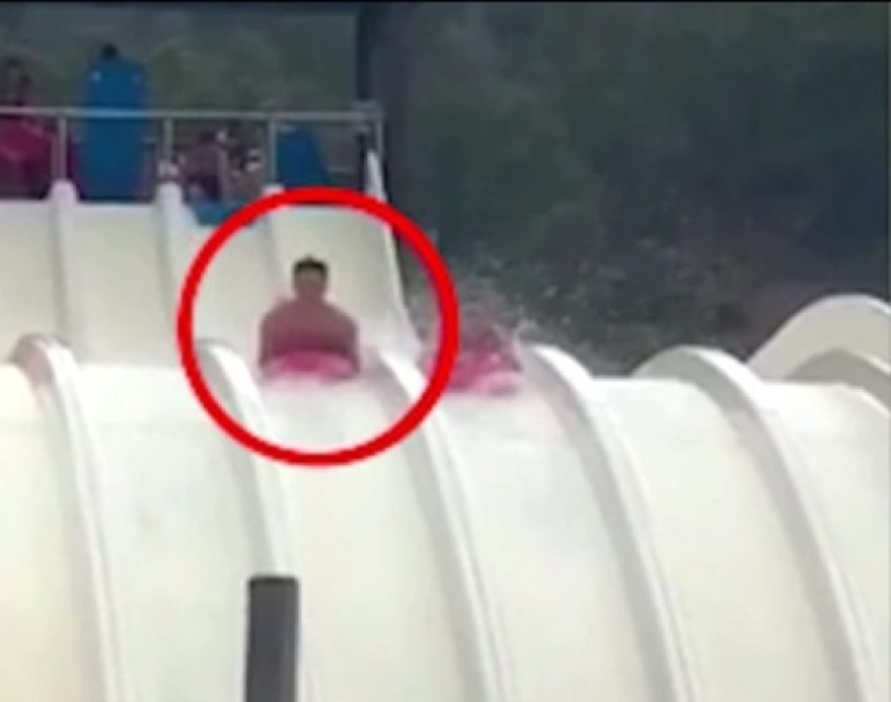 Eğlenmek için bindiği su kaydırağı felç etti! 1