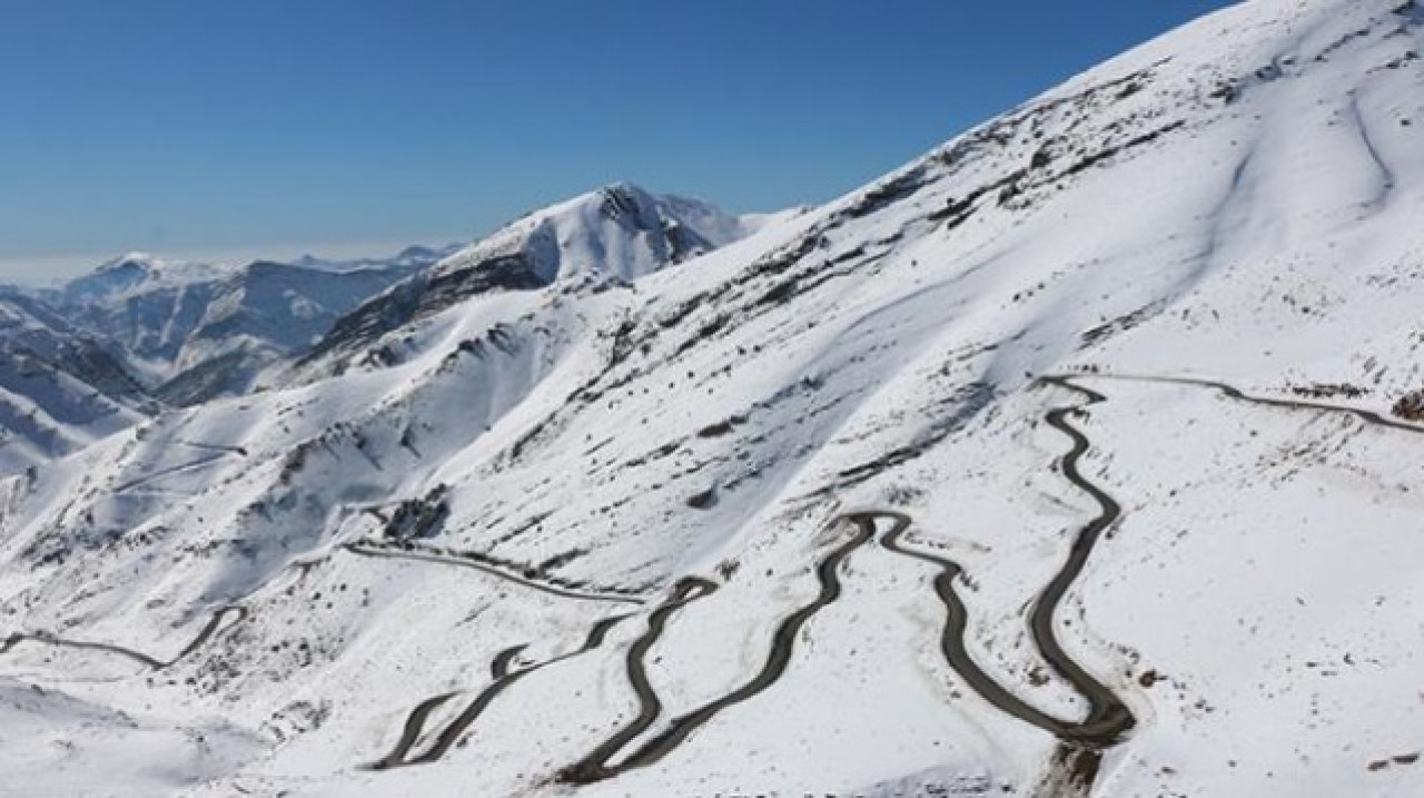 Yılan gibi kıvrılıyor: Doğu'nun zorlu geçidine giden yoldan geçmek yürek istiyor 4