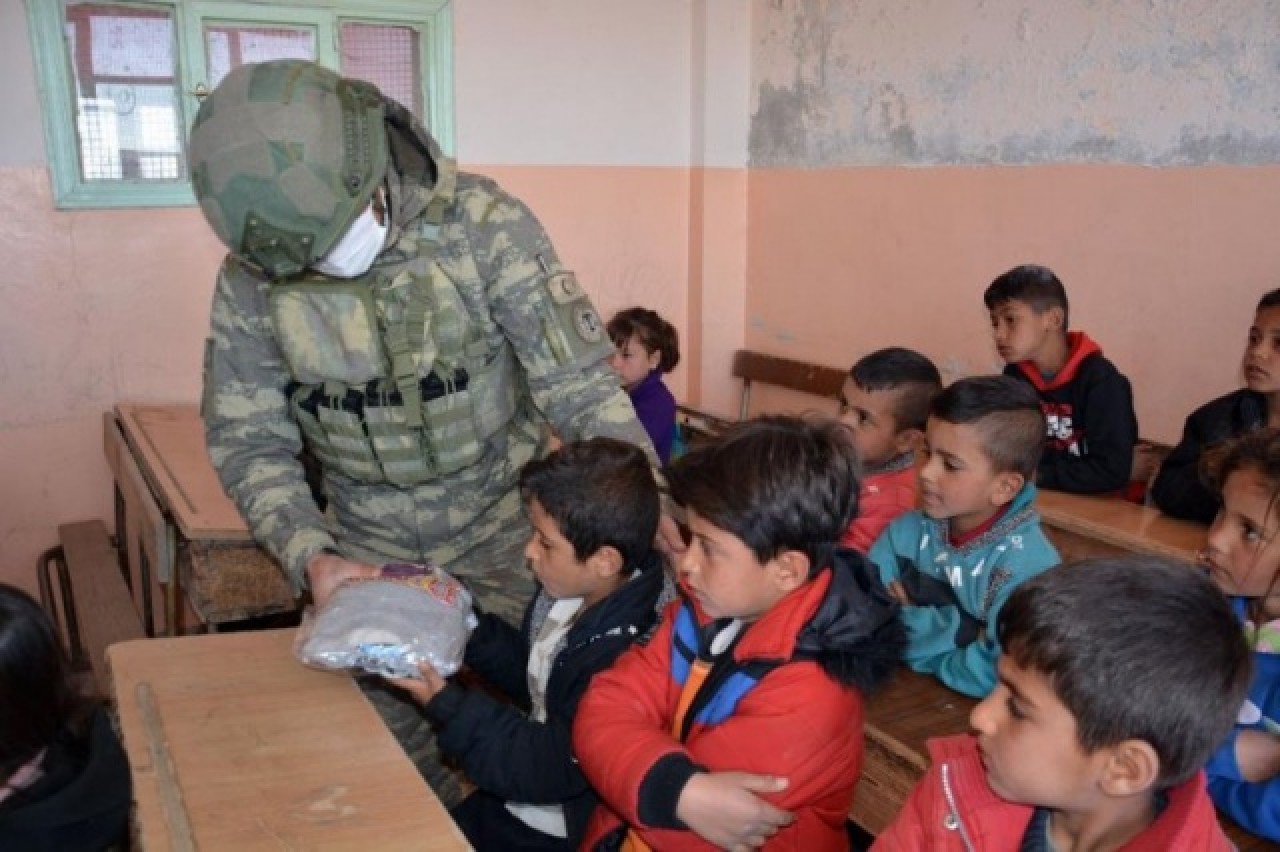 Mehmetçik Resulayn'daki çocuklara yardım dağıttı 2