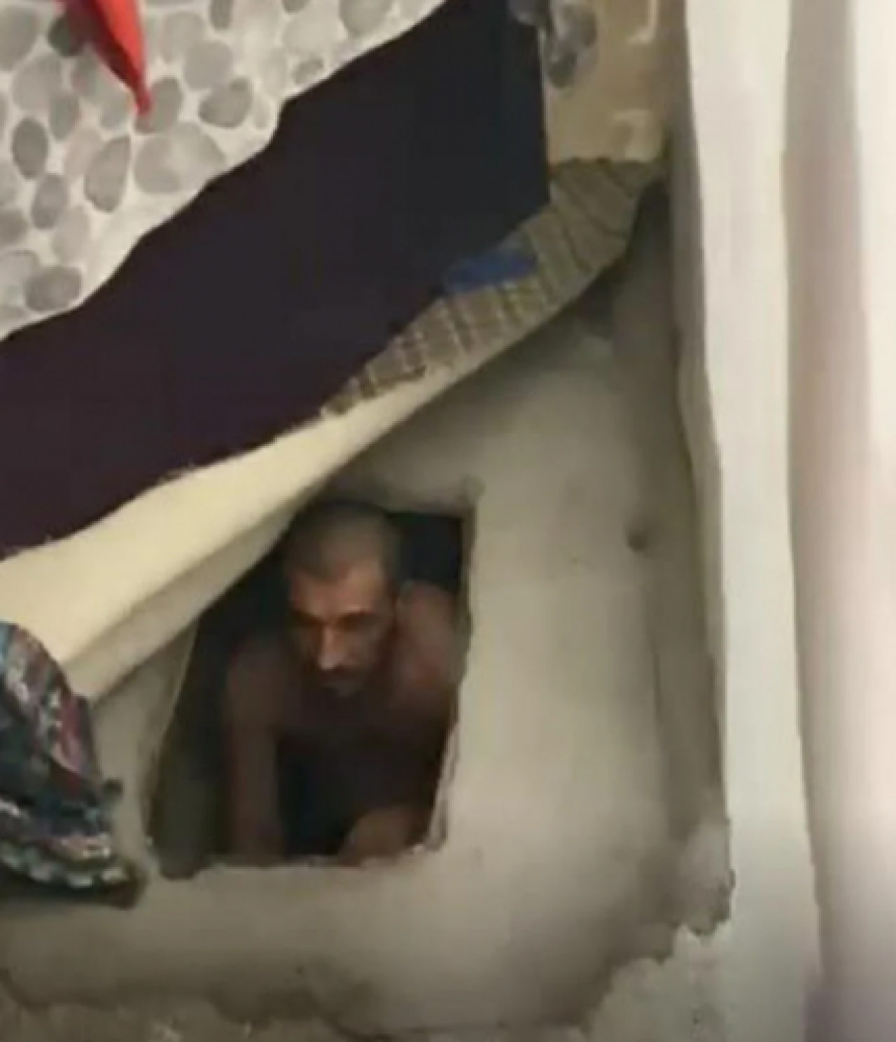 Birçok suçtan aranan şüpheli,  kanepenin altındaki çukurda yakalandı 5