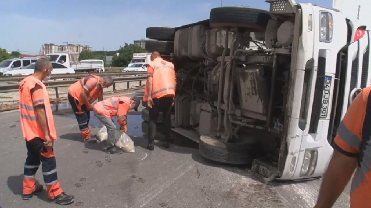 TEM'de kamyon devrildi: Ankara istikameti trafiğe kapandı 2