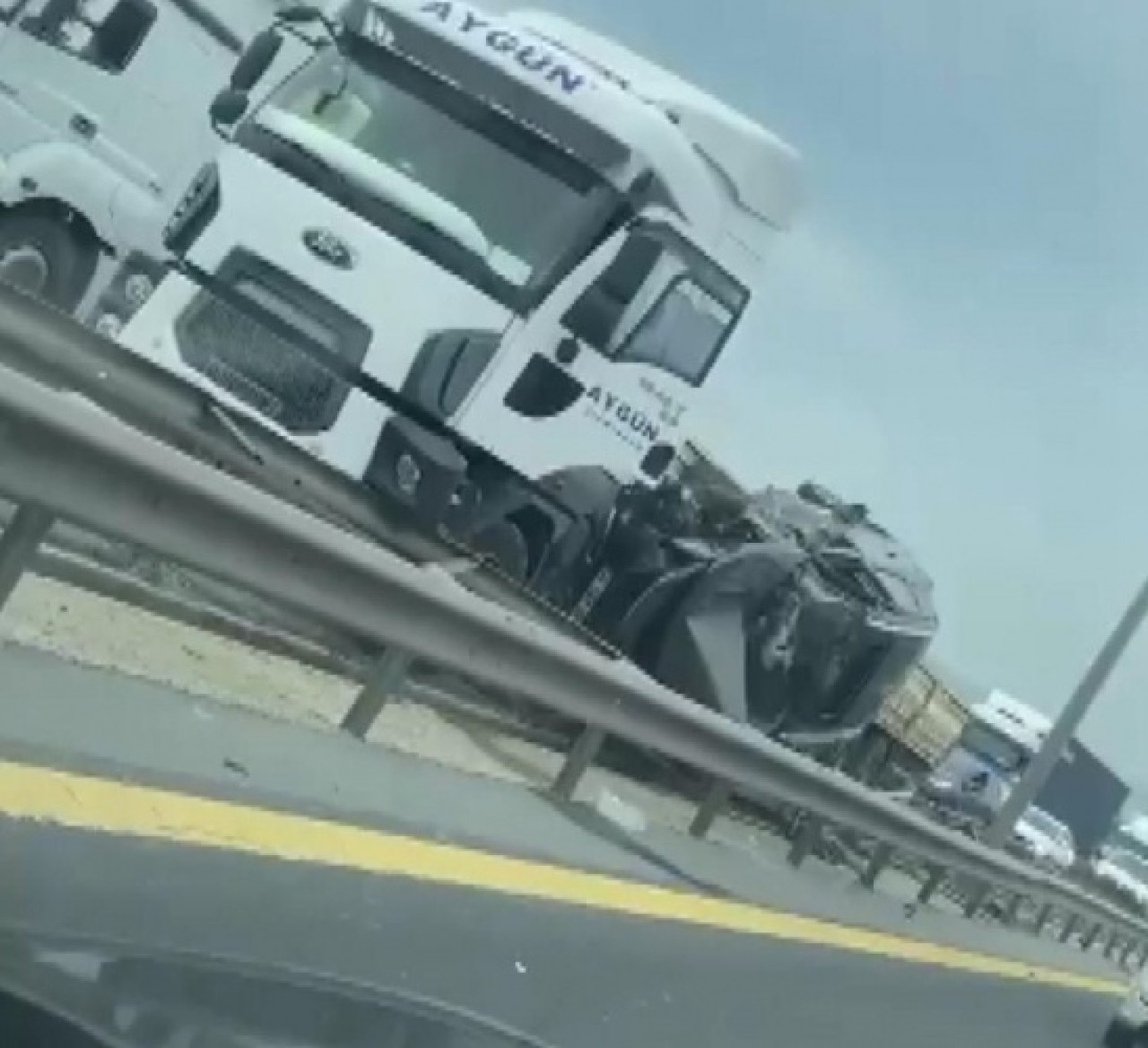 TEM'de feci kaza: TIR ile bariyer arasında sıkıştı 2