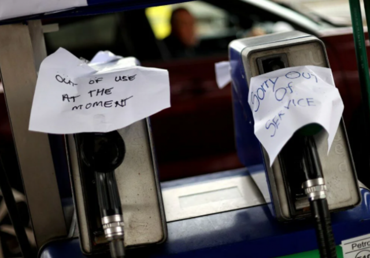 İngiltere'de petrol krizi devam ediyor: Sürücüler arasında bıçaklı kavga 4