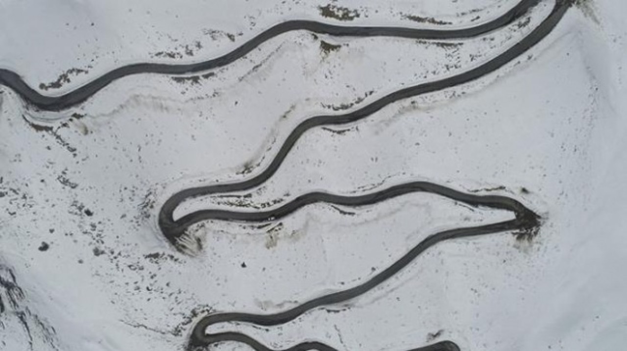 Yılan gibi kıvrılıyor: Doğu'nun zorlu geçidine giden yoldan geçmek yürek istiyor 2