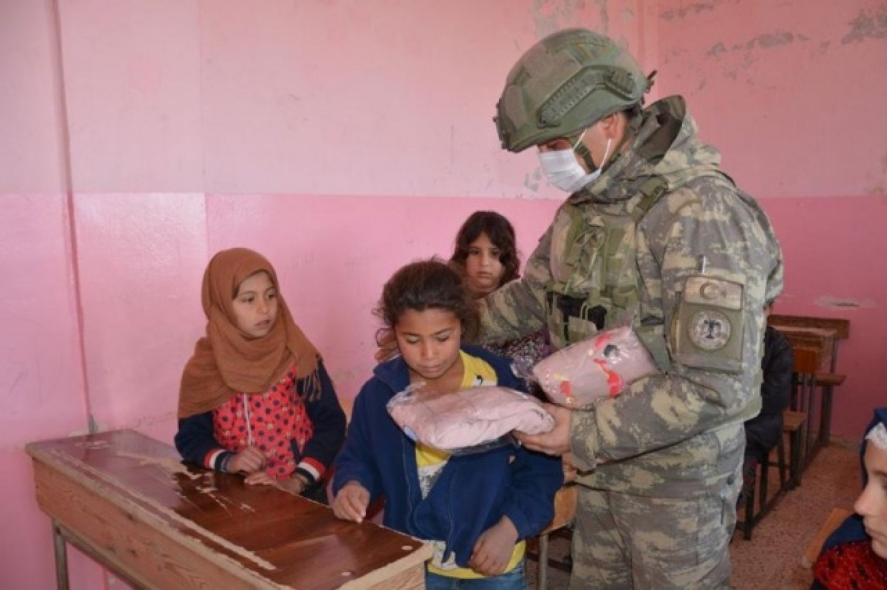 Mehmetçik Resulayn'daki çocuklara yardım dağıttı 3