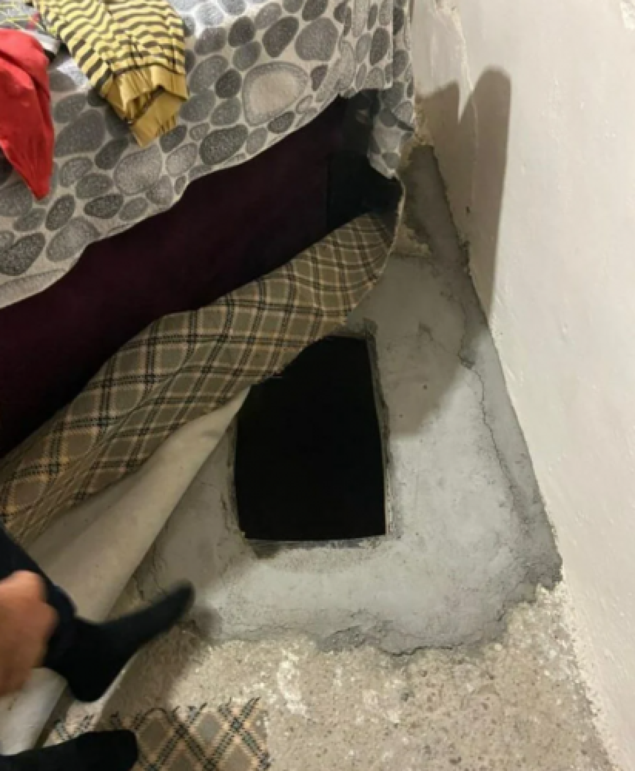 Birçok suçtan aranan şüpheli,  kanepenin altındaki çukurda yakalandı 1