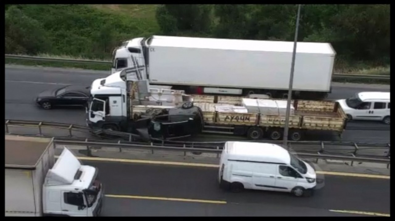 TEM'de feci kaza: TIR ile bariyer arasında sıkıştı 5