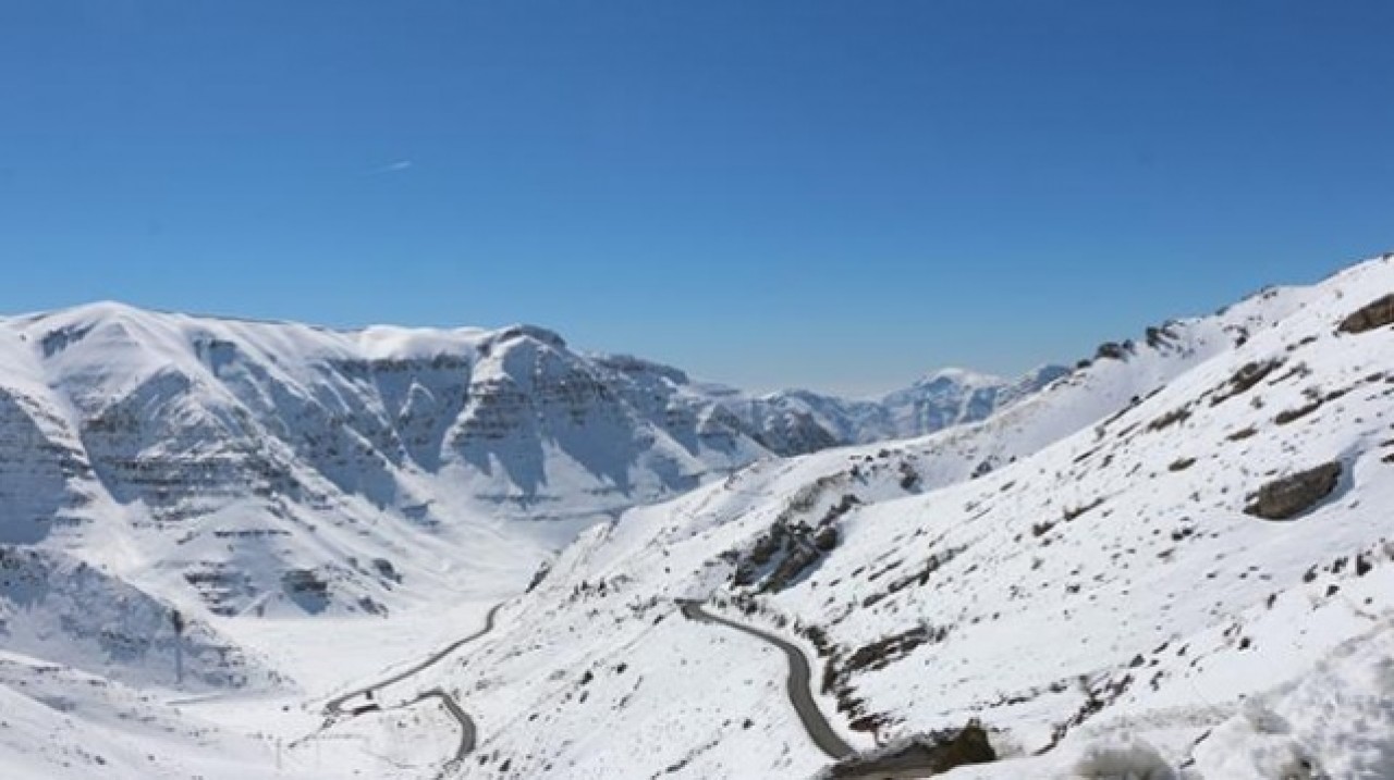 Yılan gibi kıvrılıyor: Doğu'nun zorlu geçidine giden yoldan geçmek yürek istiyor 3