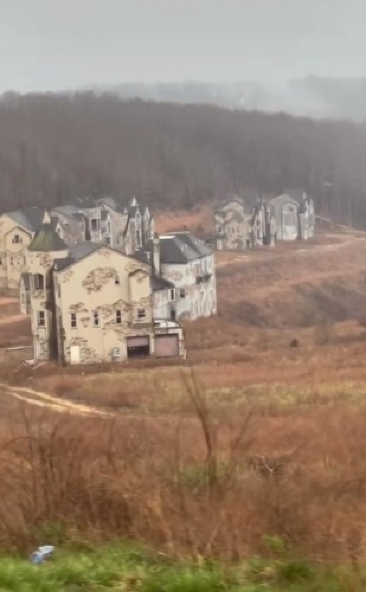 Görenler sınırı geçemiyor: 1, 6 milyar dolarlık tatil köyünün hikayesi ürkütüyor 7