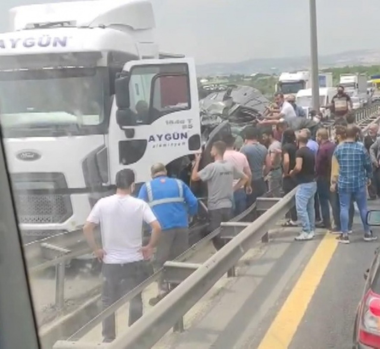 TEM'de feci kaza: TIR ile bariyer arasında sıkıştı 1