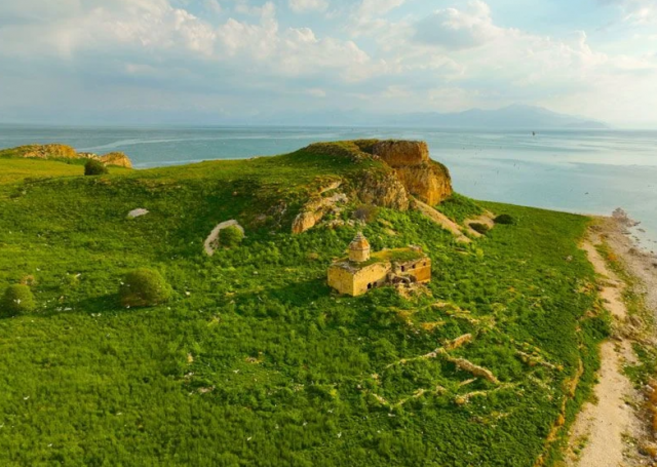 Van’ın el değmemiş adası Çarpanak bahar aylarında görenleri büyülüyor 8