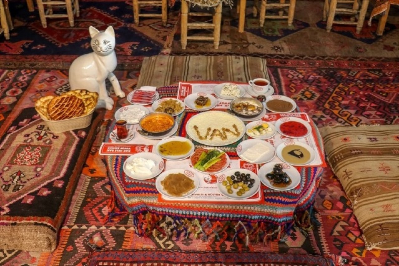 Sosyal medya "Dünya Kahvaltı Günü"nde Van kahvaltısı fotoğraflarıyla renklenecek 6