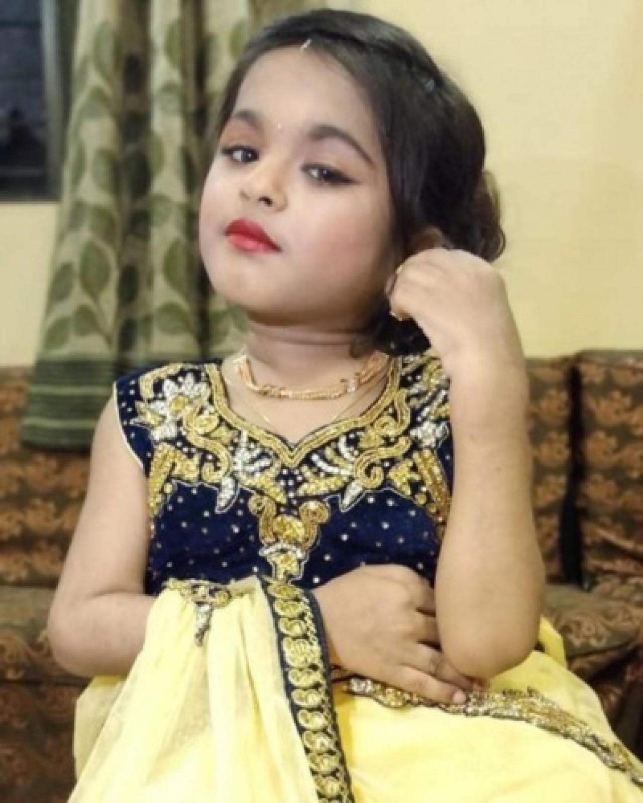 19 yaşında olmasına rağmen hastalığı sebebiyle küçük bir kız çocuğu gibi görünen Aboli Jarit,  görenleri şaşırtıyor 3