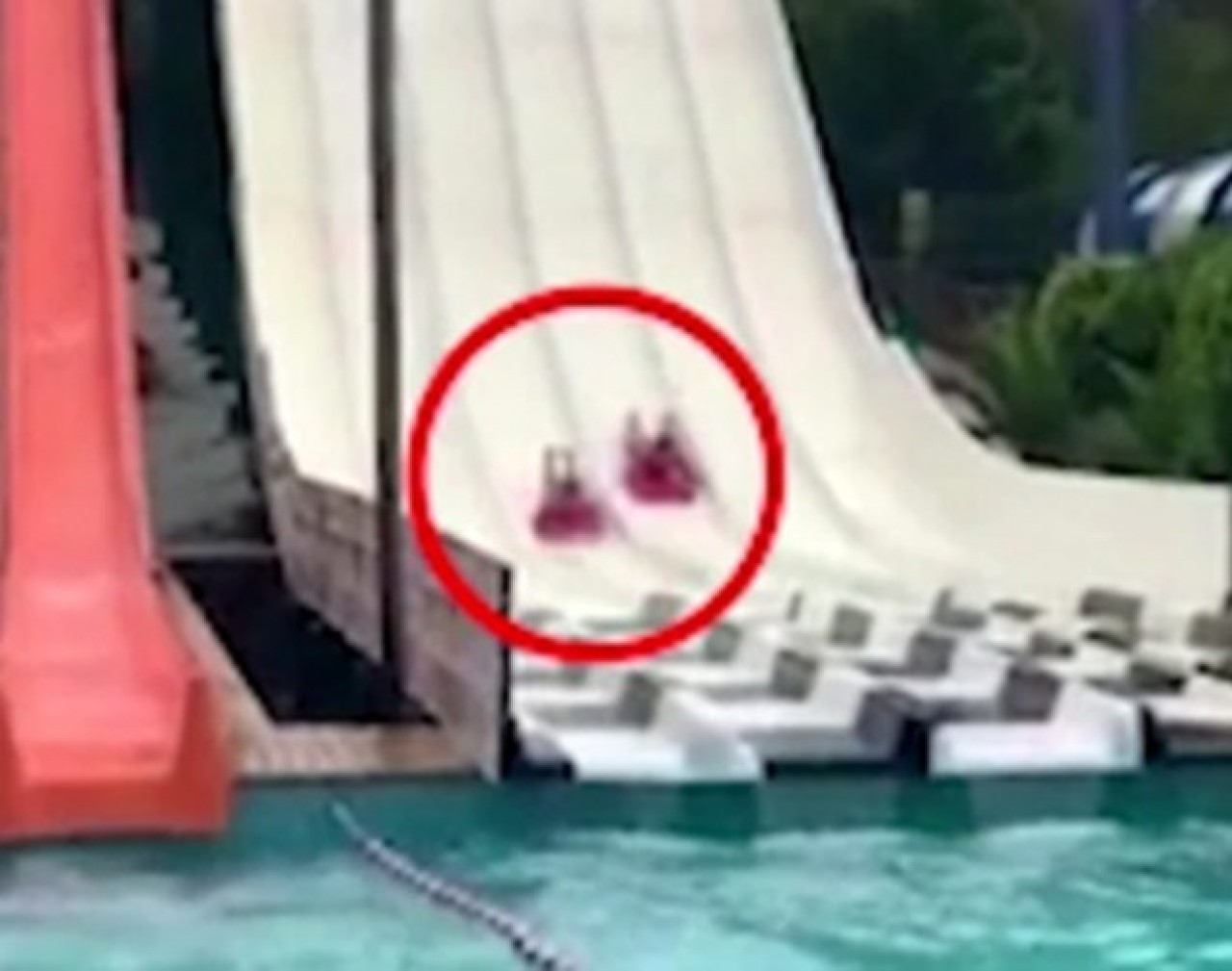 Eğlenmek için bindiği su kaydırağı felç etti! 2