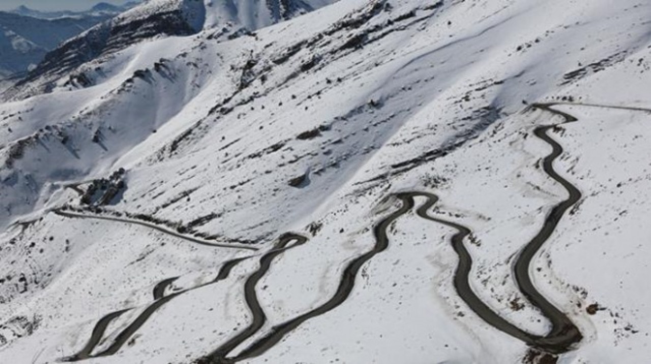 Yılan gibi kıvrılıyor: Doğu'nun zorlu geçidine giden yoldan geçmek yürek istiyor 5