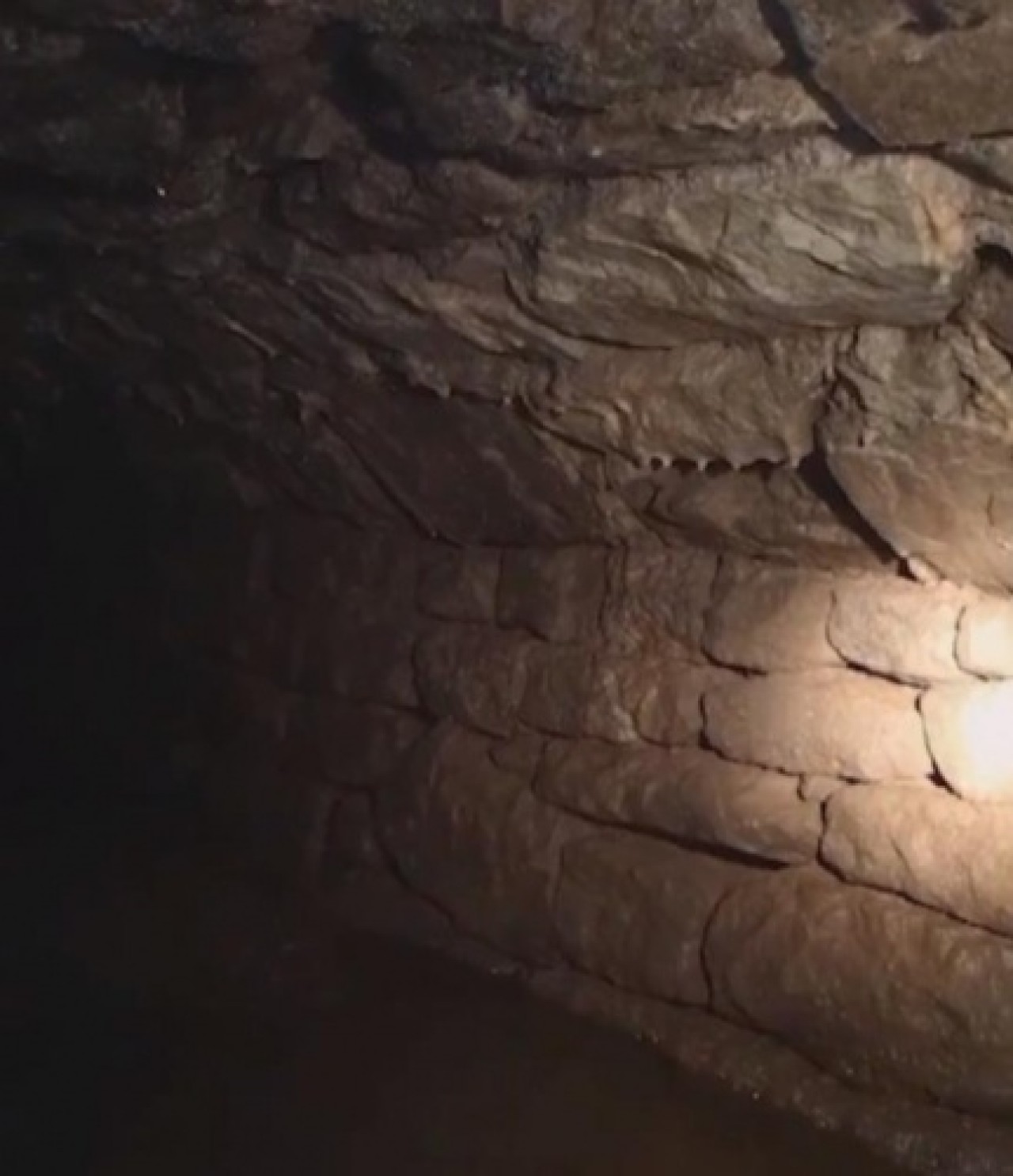 Kabloların yerini değiştiren elektrikçiler Ortaçağ'dan kalma gizli tünel keşfetti 4