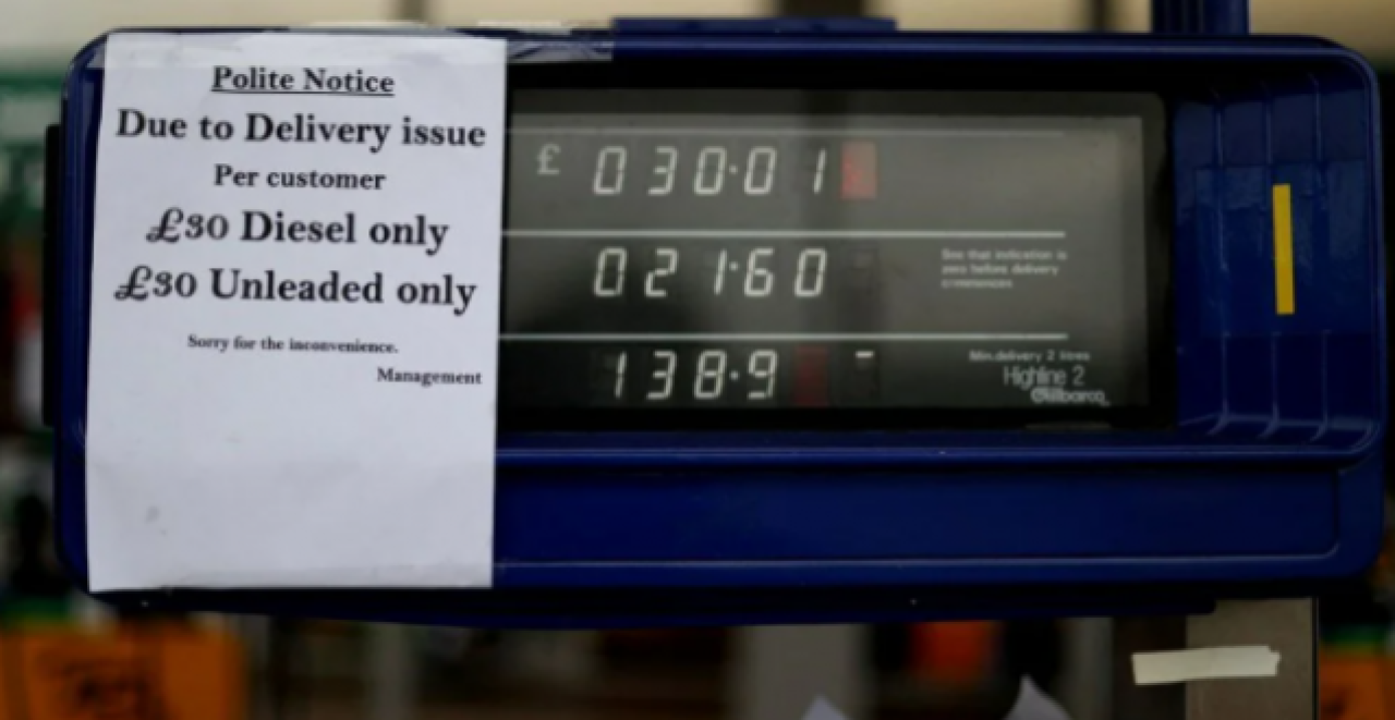 İngiltere'de petrol krizi devam ediyor: Sürücüler arasında bıçaklı kavga 7