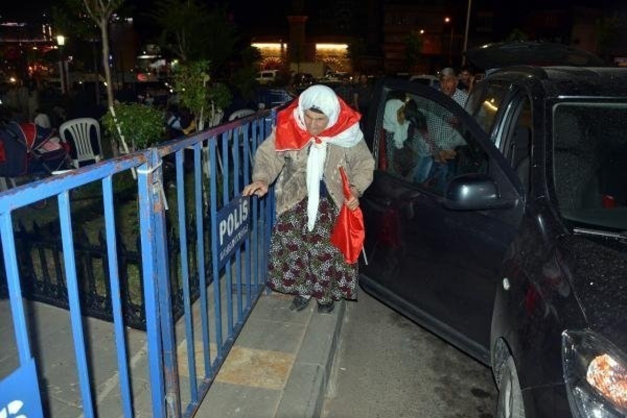 106 yaşında demokrasi nöbetine katıldı 5