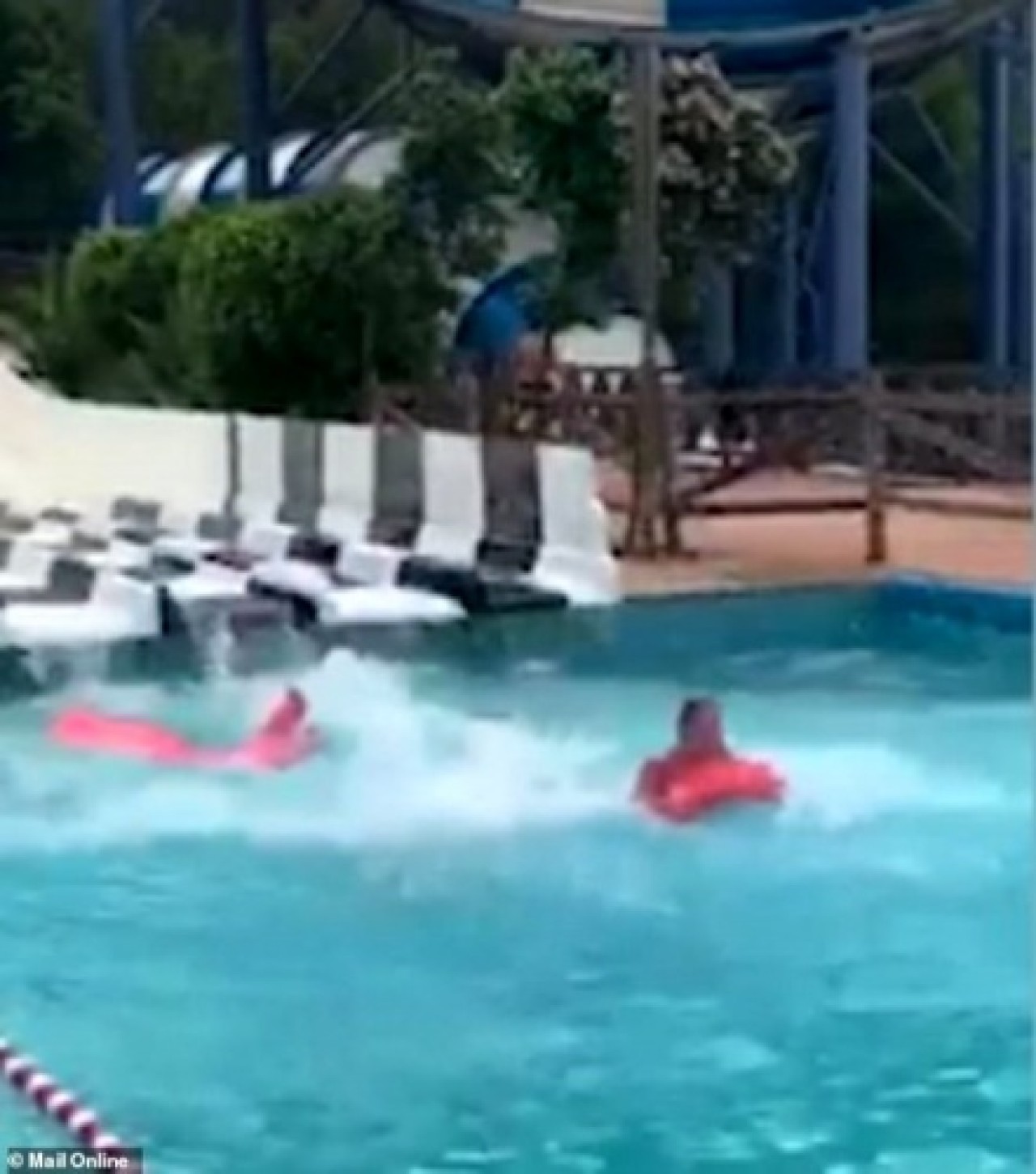 Eğlenmek için bindiği su kaydırağı felç etti! 3