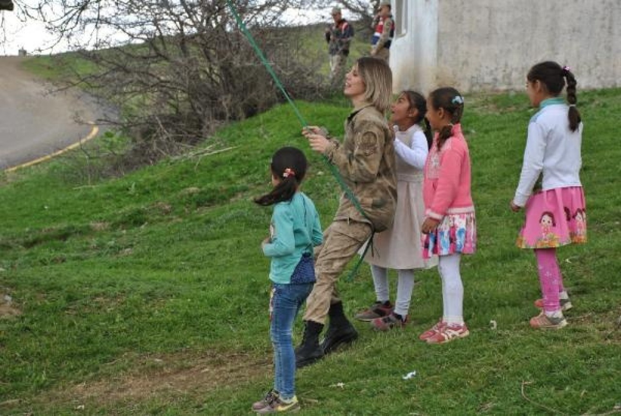 Kadın komutanlar çocukları ziyaret etti 4