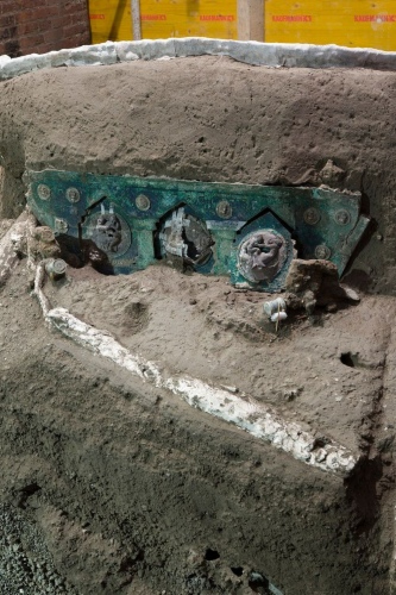 İtalya'da 2 bin yıllık dört tekerlekli tören arabası bulundu 7