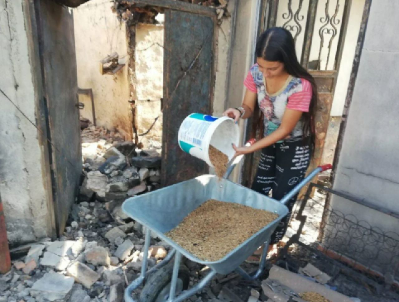 Küllerin arasından topladılar: Yangından geriye kalanlar 1