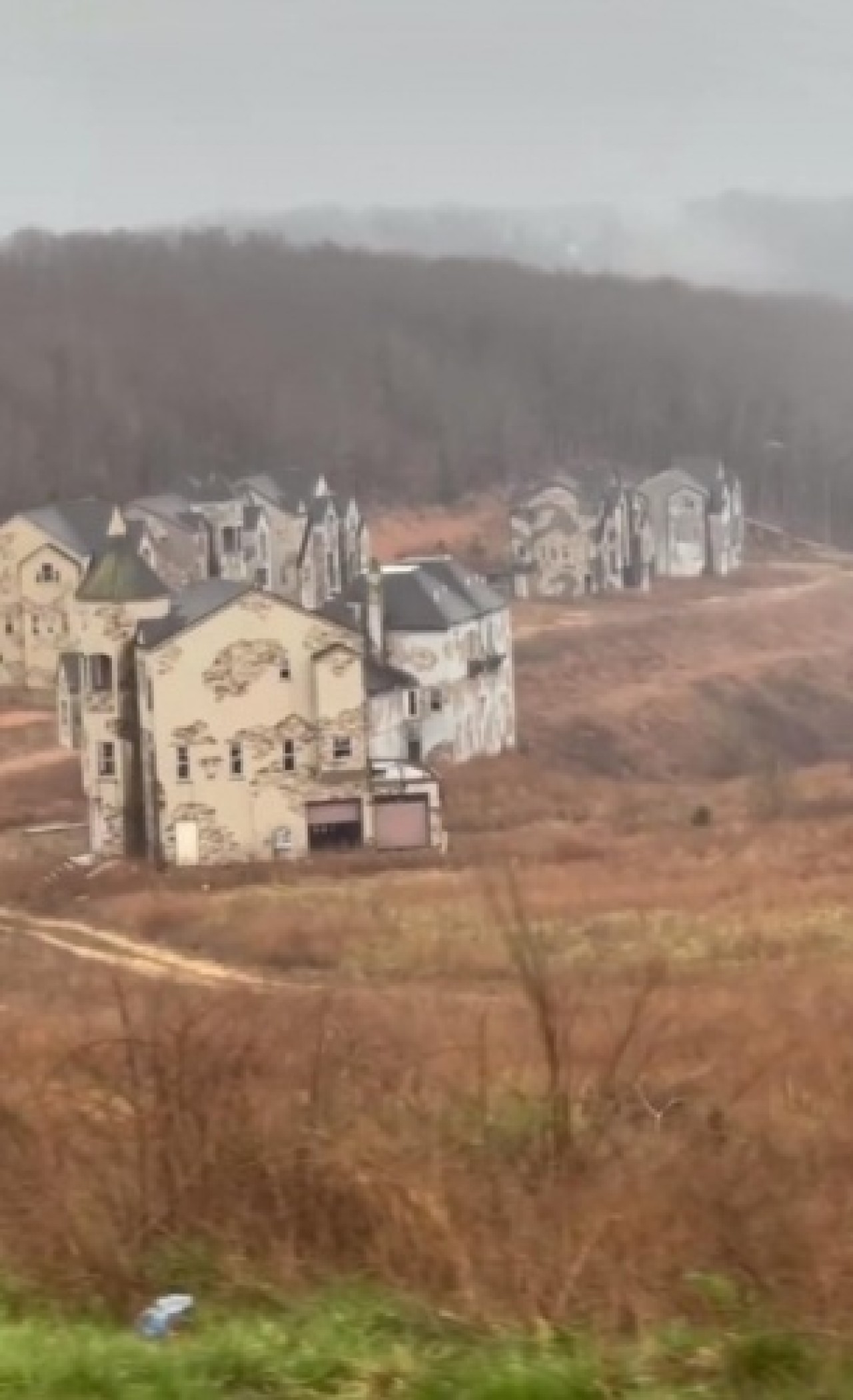 Görenler sınırı geçemiyor: 1, 6 milyar dolarlık tatil köyünün hikayesi ürkütüyor 4