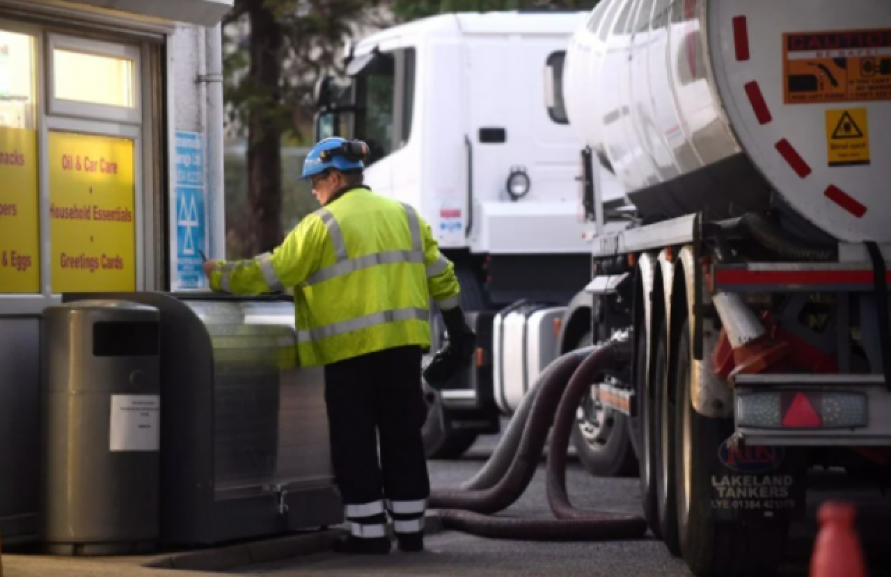 İngiltere'de petrol krizi devam ediyor: Sürücüler arasında bıçaklı kavga 10