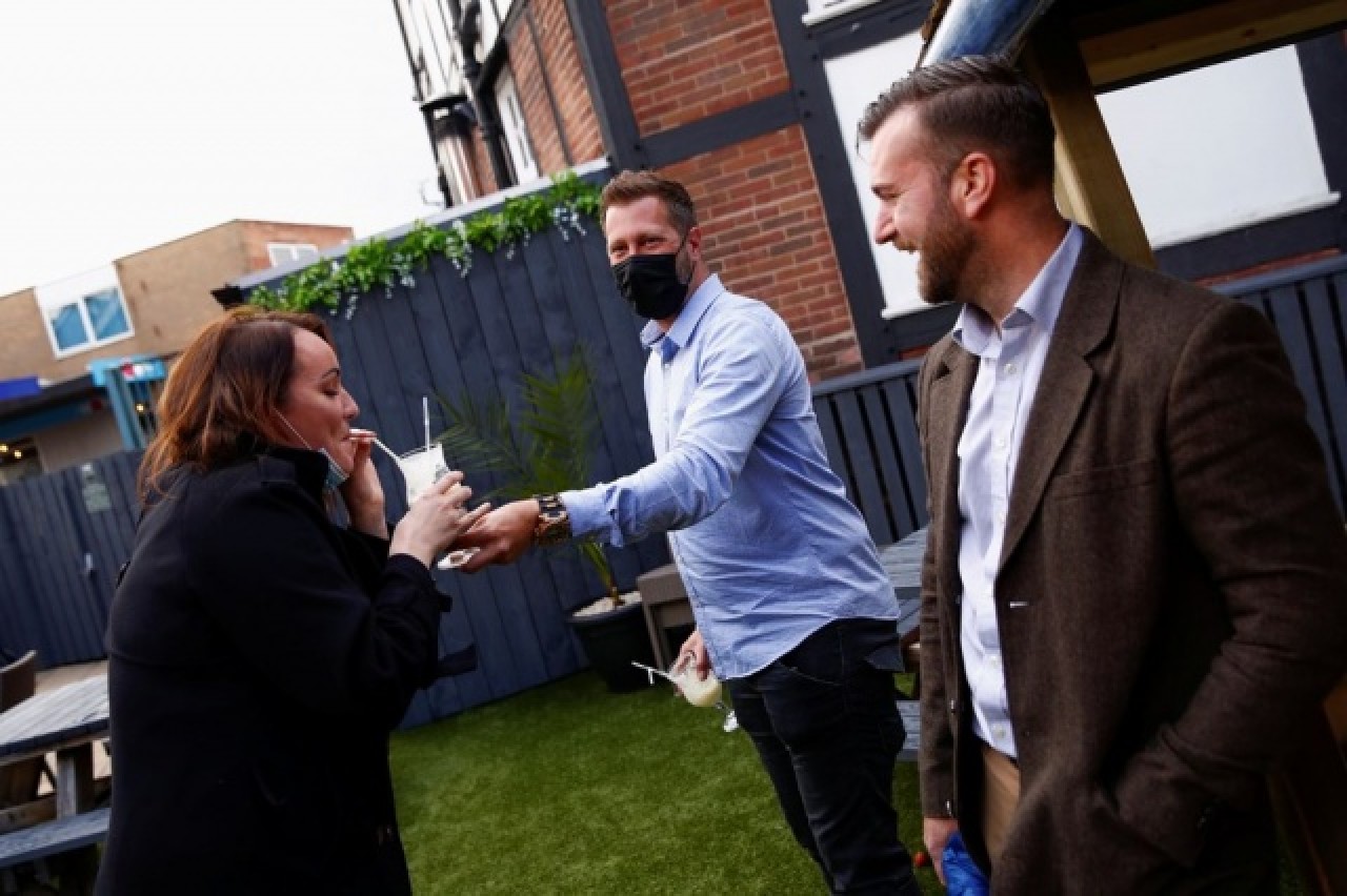 İngiltere yeniden açıldı: Kucaklaşmak ve parti yapmak serbest 3