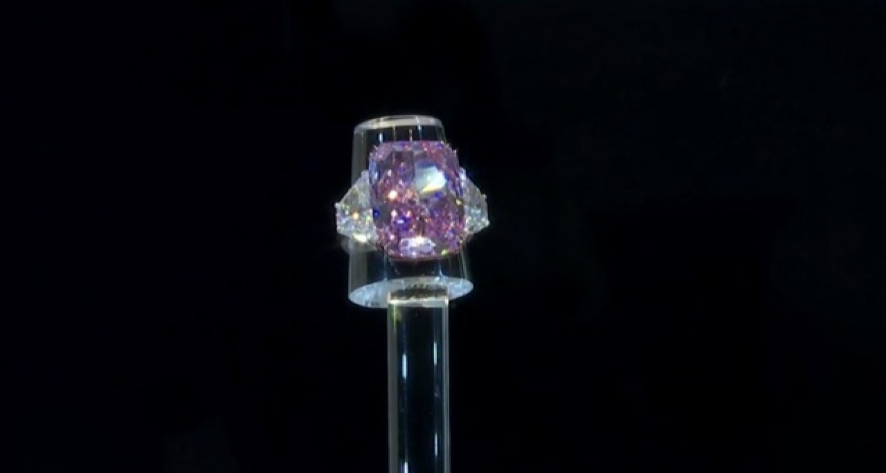 Pembe-mor elmas Hong Kong'da 29, 3 milyon dolara satıldı 5