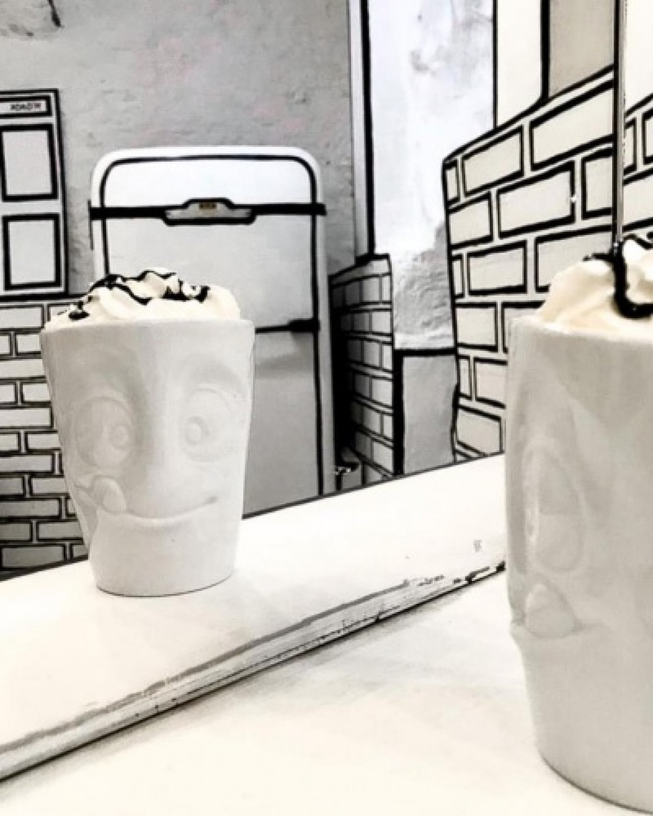 10 kilo boya kullanıldı! Bu kafeye gidenin gerçeklik algısı altüst oluyor 7